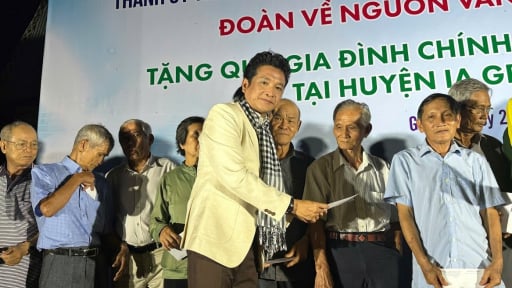 Văn nghệ sỹ TP HCM thăm chiến trường xưa, giúp hộ nghèo vùng Tây Nguyên