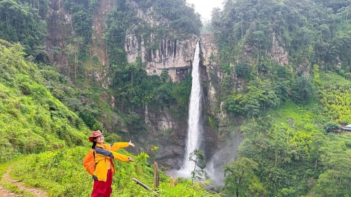 Cầm lái 200km lao vào “địa ngục bùn đá”, cô gái 21 tuổi vật lộn suốt 6 tiếng giữa rừng Tây Bắc chỉ để nhìn thấy khoảnh khắc này
