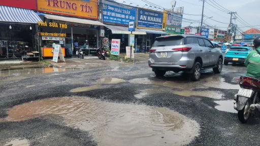 Đường Lò Lu ở Thủ Đức xuống cấp nghiêm trọng, người dân khốn khổ chờ từng mét thi công