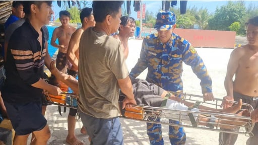 Đảo Sinh Tồn cấp cứu ngư dân Quảng Nam bị vỡ xương bánh chè