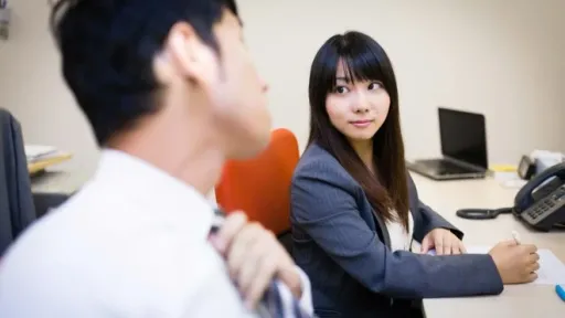 Về nhà đột xuất, nữ nhân viên phát hiện sếp đang nằm trên giường của mình