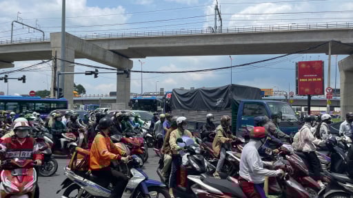 Người dân than phiền kẹt xe cuối tuần ở TP.HCM: “Ra đường là ngán”