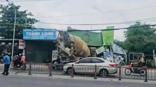 Xe bồn tông dải phân cách, lao vào tiệm làm tóc bên đường ở Củ Chi, nữ chủ quán thoát nạn
