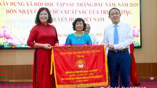 Hội Khuyến học Hải Dương: Vinh dự được Trung ương Hội Khuyến học Việt Nam trao cờ thi đua xuất sắc