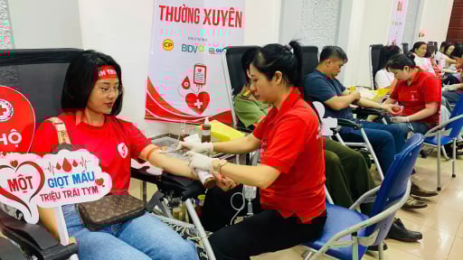 Lai Châu: Ngày hội 'Giọt hồng sông Đà', tôn vinh những 'trái tim vàng'