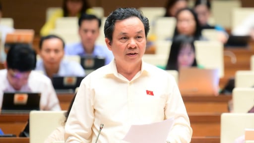 Đại biểu Hoàng Văn Cường cảnh báo một chính sách có thể bị nhà đầu tư đường sắt lợi dụng “xí đất” làm đô thị, dự án bất động sản