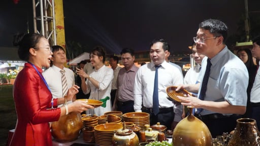 Hơn 100 gian hàng gốm và làng nghề nổi tiếng quy tụ tại Bắc Ninh, du khách đến thăm còn được thưởng thức múa rối nước Đồng Ngư và nghệ thuật dân gian truyền thống