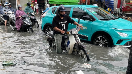 Mưa lớn biến TP.HCM nhiều nơi thành 'sông': Người dân than trời vì ngập lụt