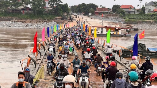 Nối lại cầu phao Phong Châu ở Phú Thọ