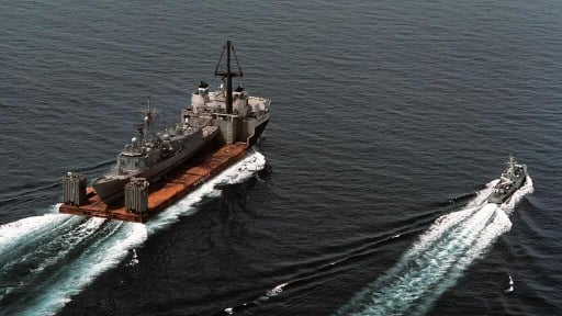 'Giống như một vụ đánh bom tự sát': Iran dọa biến eo biển Hormuz thành cái bẫy chết chóc cho lực lượng Mỹ
