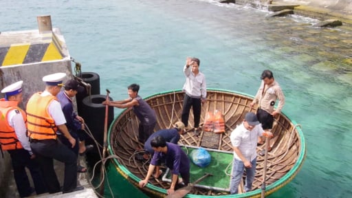 Đảo Trường Sa của Khánh Hòa bàn giao bệnh nhân Quảng Ngãi bị tai nạn lao động 