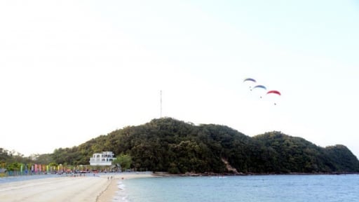 Một nơi ở Quảng Ninh gọi là đảo Đá Dựng, cách bờ biển 12km, người ta đang ra xem
