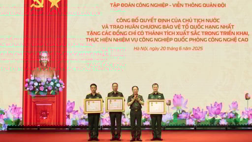 Chủ tịch nước tặng thưởng Huân chương Bảo vệ Tổ quốc hạng Nhất cho các lãnh đạo tập đoàn Viettel