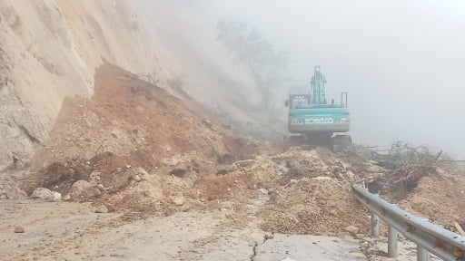 Lai Châu: Quốc lộ 4D tiếp tục sạt lở, giao thông tắc nghẽn hoàn toàn