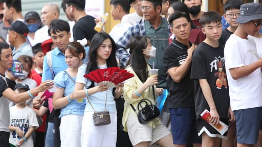 'Gái xinh' và biển người đổ về Thiên Trường, 'tiếp lửa' ngày Thép xanh Nam Định nâng cao cúp vô địch