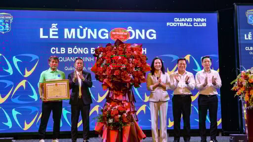 Phó Chủ tịch UBND tỉnh Quảng Ninh chỉ đạo tháo gỡ khó khăn cho CLB Bóng đá Quảng Ninh ngay tại lễ mừng công
