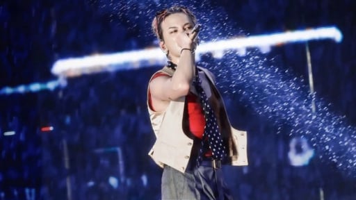 G-Dragon đăng tải khoảnh khắc hát trong mưa, xúc động cảm ơn fan Việt