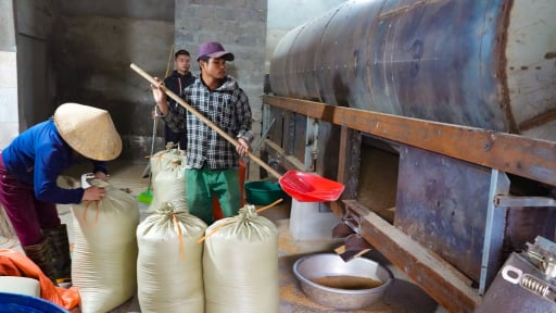Một ông nông dân sáng chế máy sấy lúa, cả làng ở Nghệ An phục lăn