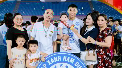 Thủ môn cao 1m80 vừa cùng Thép xanh Nam Định vô địch V.League 2024/2025 là ai?
