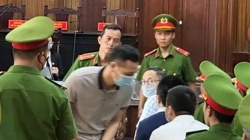 Cựu Giám đốc Trung tâm Lý lịch tư pháp Quốc gia cùng các đồng phạm chính thức hầu tòa