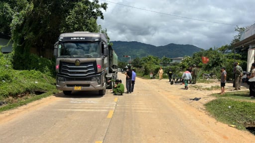 4 em nhỏ trên xe đạp điện va chạm với xe đầu kéo, 2 em tử vong tại chỗ