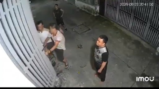 Người đàn ông giật, kéo sập cửa nhà dân ở Bình Tân vì cho rằng hát karaoke gây ồn ào