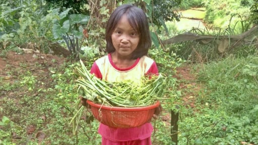 Cha nghèo bật khóc nhìn con bỏng nặng vẫn ôm sách học bài: 'Ước có tiền để con được lành lặn'