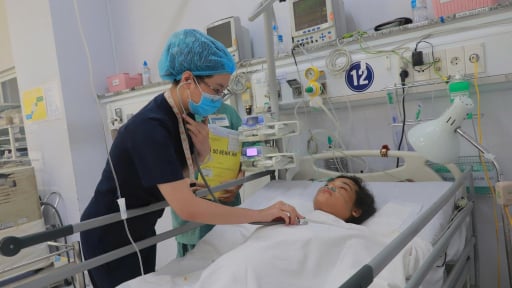 Người phụ nữ nghèo 'vượt cạn' lần 3 tại nhà suýt mất mạng