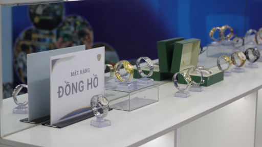 Túi xách Chanel, đồng hồ Rolex bày bán tại Saigon Square lên kệ 'hàng giả mẫu'