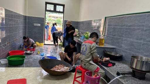 Ấm lòng sĩ tử mùa thi với 'Bếp cơm 0 đồng' ở biên giới Lào Cai