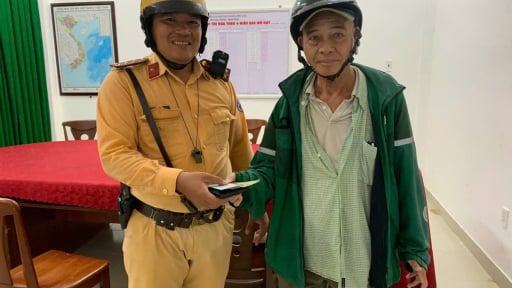 CSGT TP.HCM dùng mô tô đặc chủng giúp thí sinh quên giấy tờ kịp làm thủ tục thi tốt nghiệp THPT