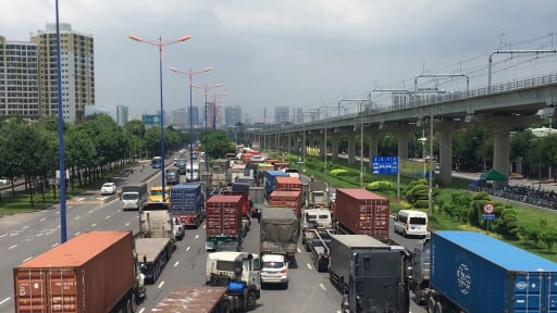Kẹt xe nghiêm trọng trên đường Võ Nguyên Giáp kéo dài từ sáng đến trưa, hơn 4 giờ chỉ nhích được vài trăm mét