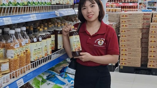 Từ đàn ong 'cha truyền con nối', cặp vợ chồng trẻ ở Thái Nguyên làm giàu từ mật ngọt OCOP
