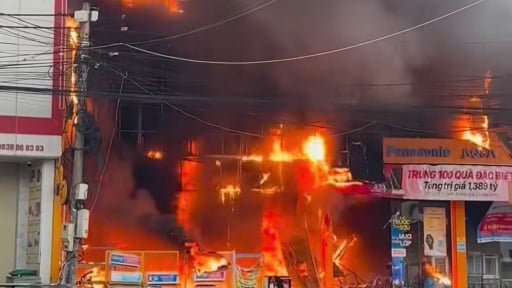 
Hỏa hoạn thiêu rụi siêu thị Điện Máy Xanh tại Đồng Nai, ước tính thiệt hại tiền tỷ