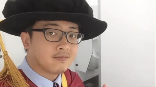 Chàng shipper là cử nhân của 4 trường đại học danh giá, trong đó có Đại học Oxford