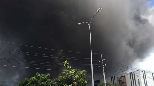 Cháy lớn bên trong Khu công nghiệp Tân Phú Trung, huyện Củ Chi, cột khói bốc cao hàng chục mét