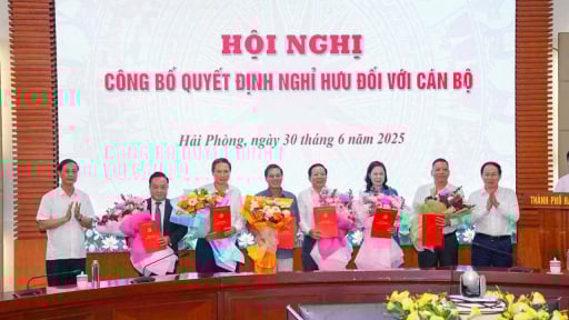 Chủ tịch UBND TP Hải Phòng và một loạt cán bộ nghỉ hưu trước ngày sáp nhập 