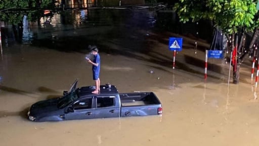Thái Nguyên “oằn mình” vì mưa lớn: Đường phố biến thành sông, ô tô ngập gần nóc, người dân chèo bè tạm bợ giữa đêm mưa lũ