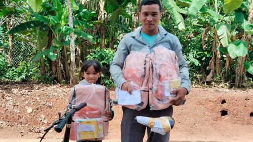 
'Cảm ơn Báo Dân Việt giúp con tôi không phải lội bộ đến trường'