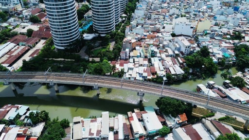 Cận cảnh rạch Văn Thánh nằm nép mình dưới tuyến Metro số 1 chờ ngày được cải tạo