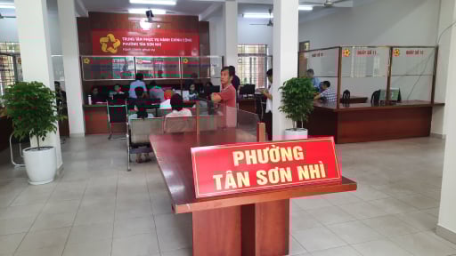 Phường Tân Sơn Nhì linh động giải quyết chứng thực cho người dân do lỗi cập nhật sai thông tin từ Vneid