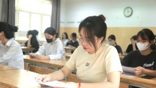 Dự đoán điểm thi tốt nghiệp THPT và điểm chuẩn đại học 2025: Cao hay thấp hơn?