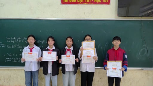 Mưa lớn gây sạt lở, cha nghèo lo mất hết lúa, không nuôi nổi con ăn học!