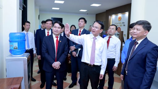 Ngày đầu tiên xã, phường mới Phú Thọ hoạt động: 'Nhờ cán bộ nhiệt tình, chứ kê khai trên thiết bị điện tử tôi không biết thế nào để làm'