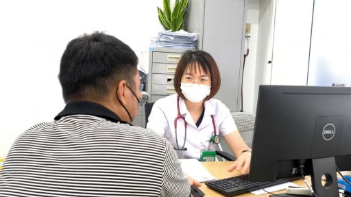 Kinh hãi 'sinh vật lạ' dài hơn 3m, được lấy ra từ cơ thể nam thanh niên