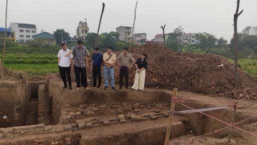Đào khảo cổ sâu dưới lòng đất ở một nơi của tỉnh Bắc Ninh lấy lên la liệt hiện vật cổ thế này đây