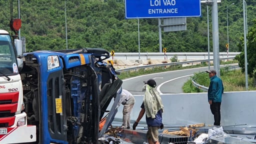 Khánh Hòa: Xe tải bất ngờ lật, 2 người tử vong