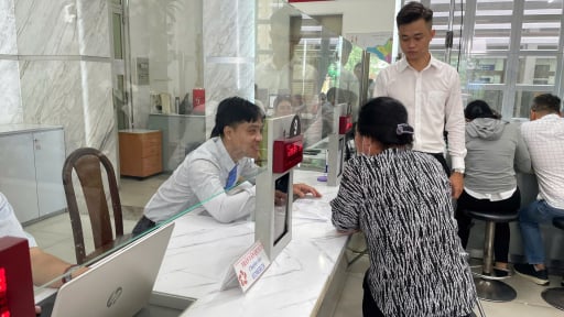 Người dân đến phường Sài Gòn làm thủ tục từ sớm, cơ sở vật chất hiện tại vẫn cần bổ sung thêm trong thời gian tới