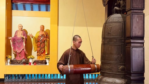 Hàng loạt chùa cùng cử chuông cầu cho quốc gia yên ổn, dân chúng an vui, tiếng chuông lan khắp TP.HCM lúc 6h sáng ngày 1/7 