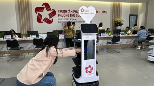 Robot “đi làm” ở phường Thủ Đức, hỗ trợ làm thủ tục hành chính nhanh gọn lẹ, phát số thứ tự, phát nước uống cho người dân